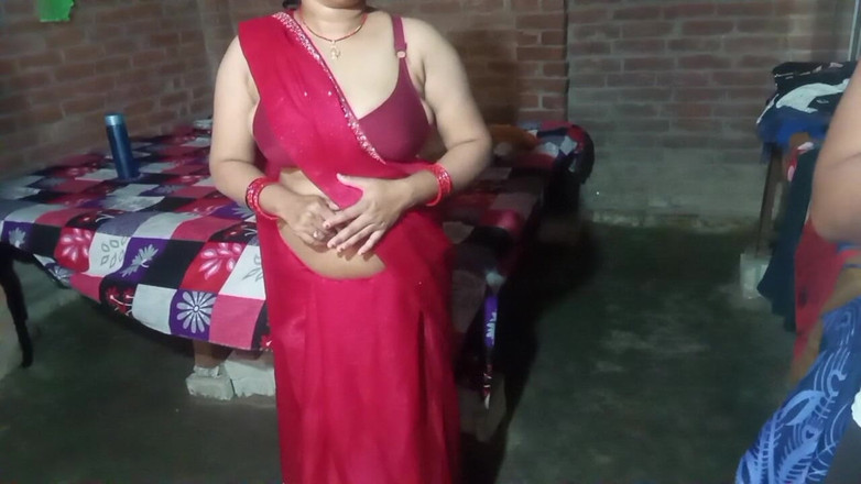 Manjushukla: लाल साड़ी मैं भाभी जी बहुत हॉट और सेक्सी लग रही है।