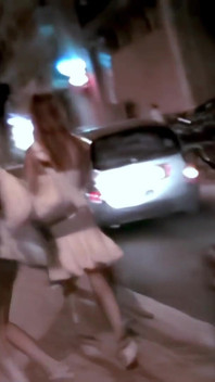 アンジー・キス: アンジー・キスとアリス・レベルがカシスの街でからかいをする パート 1