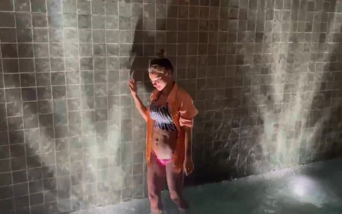 Monika FoXXX studio: Monika Fox पानी की दीवार के पास घूम रही है