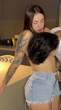 Saya Menemukan Gadis Cantik dan Menawarkan Debut Porno Pertamanya