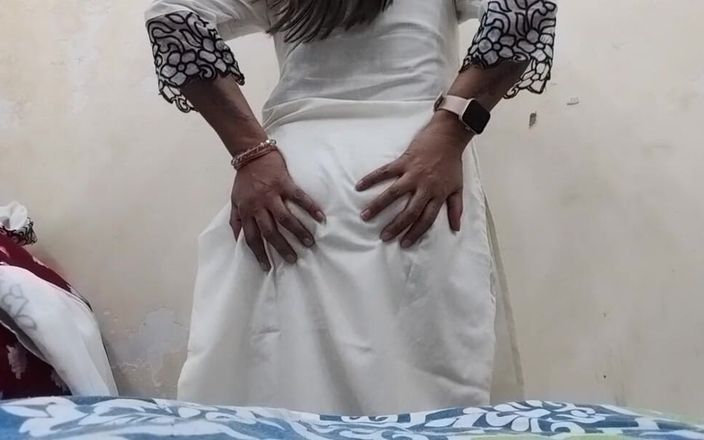Hotty: Mamă sexy desi Mona se fute cu degetul și arată țâțele