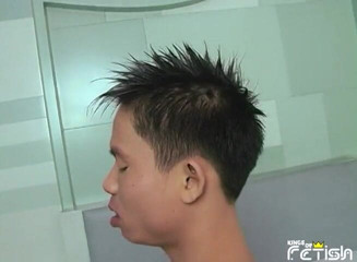 Gay Diaries: Un asiatique brune suce la grosse bite de son amant...
