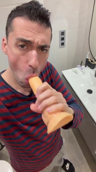 Ayah tiri seksi menunggang dildo