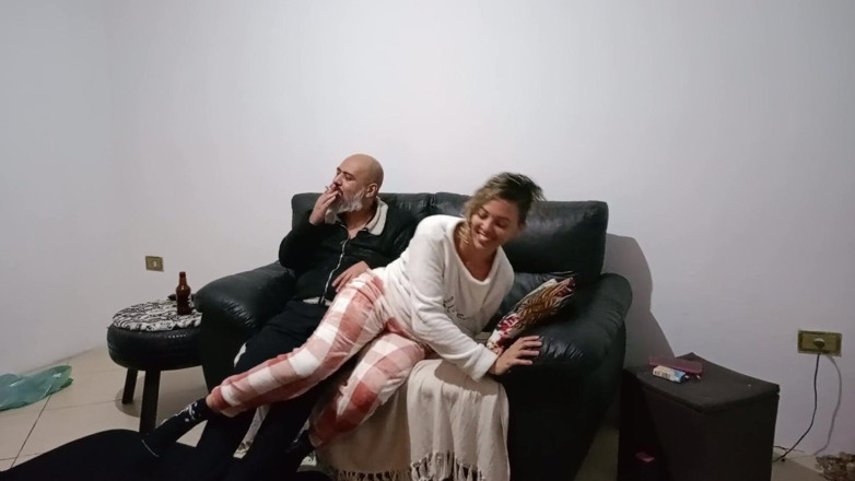 Gabi SweetCouplesStories: Stiefvater kommt nach hause und findet seine stieftochter auf der...