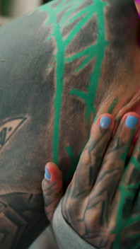 La ragazza magra tatuata gioca con il suo buco anale - masturbazione di un sextoy