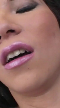 Taylandlı travesti ağzını ve götünü dolduruyor