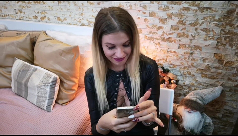 Erotic Tanya: Îmi prind obsesia de cameră pentru videoclipurile cu fetiș cu...
