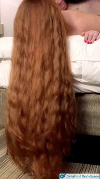Dikongkek dengan rambut merah panjang saya yang terdedah ke lantai melantun dan bersiar-siar - video fetish rambut