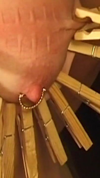 Reife blondine mit verbundenen augen erträgt nippelklemmen mit verbundenen augen Reife blondine erträgt nippelklemmen