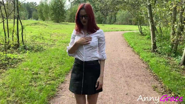 AnnyGrace: Chica caliente en traje de secretaria se desnuda, se masturba...