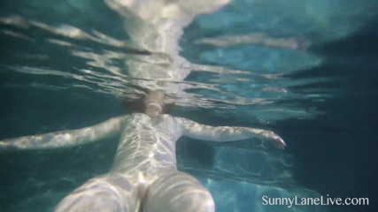 Sunny Lane: Sunny lane lutscht schwanz unter wasser