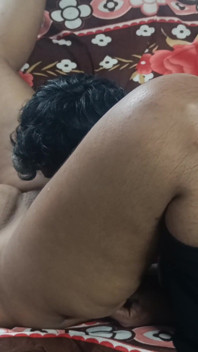 ソファーでハードな舐めを楽しむ人妻たち