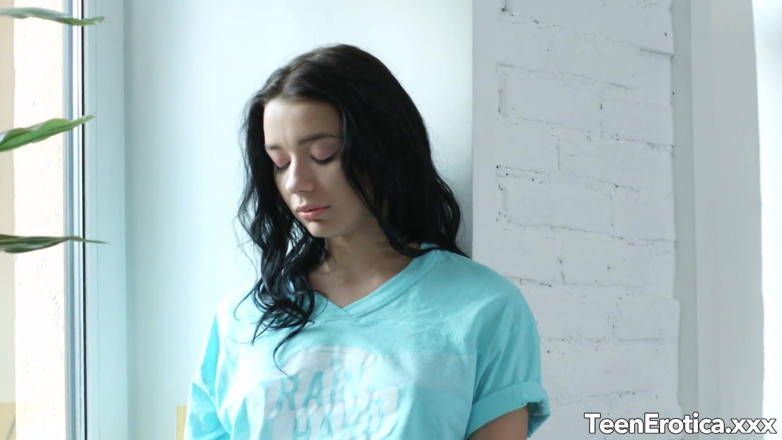 Teen Erotica XXX: Smullen van Emily Benders tienerkutje voordat ze haar achterdeur bemaagt