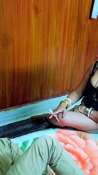 Fată virgină indiană desi prima dată la locul de muncă în hotel cu un futai dur cu un penis mare