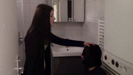 Femdom Austria: Bohyně Gloria fackuje svého otroka