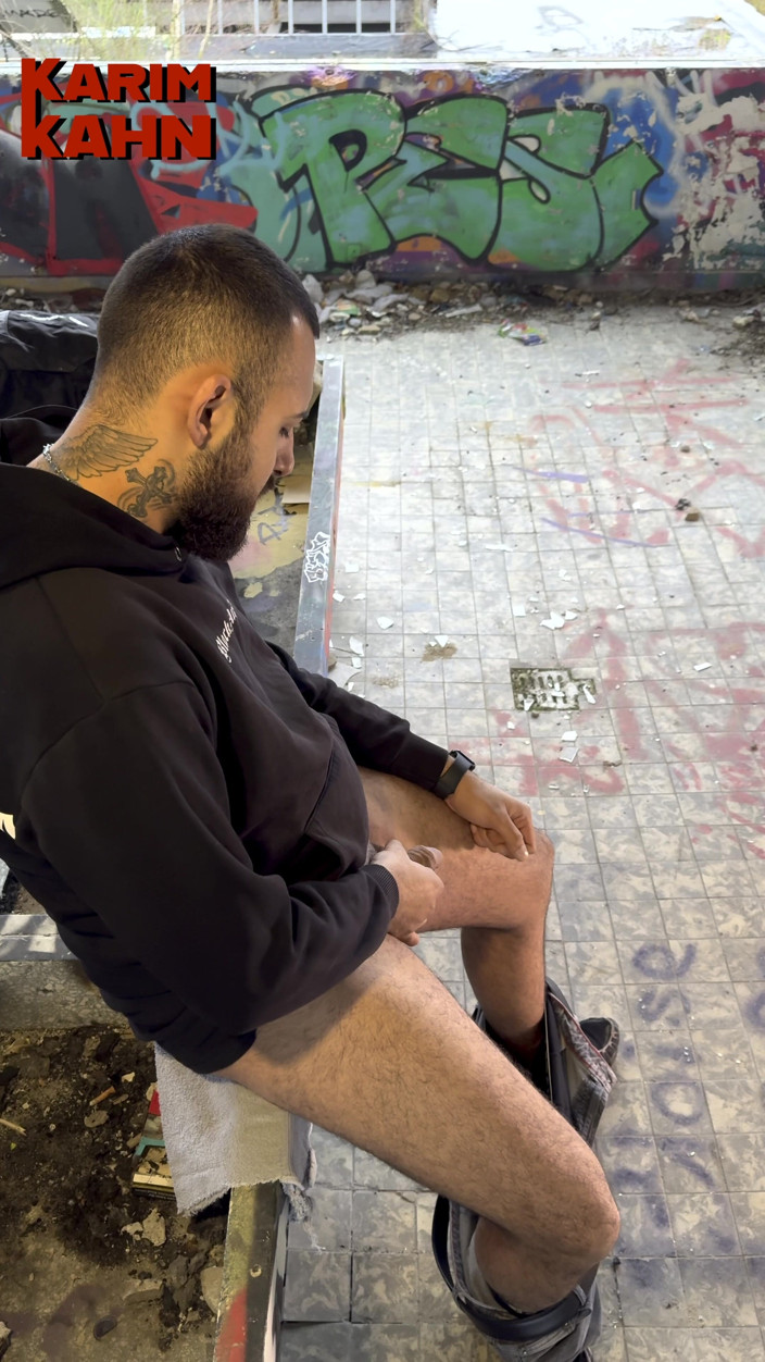 Karim Kahn: Deixa eu gozar na sua boca, seu pequeno desgraçado