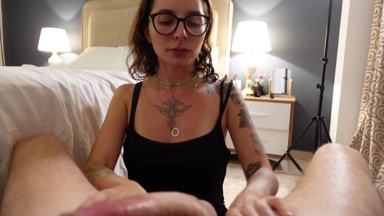 Ghomestory: Soczysta wytatuowana brunetka uwielbia, gdy zostaje zerżnięta od tyłu!