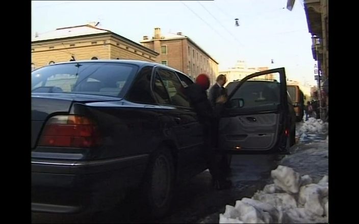 TRANS-ATLANTIC: Nadržená manželka s chlupatou kundičkou masturbuje a šuká jejího manžela, který...