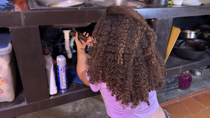 SugarPose: Непонятный сантехник Cassandra пытается починить трубы