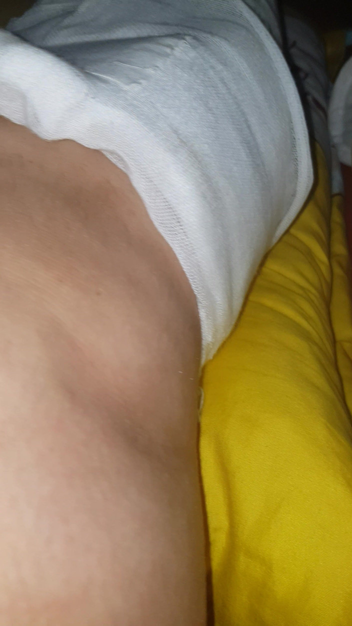 LoraBbw: Aku lagi asik goyangin kakiku di ruangan casting bokep pertamanya