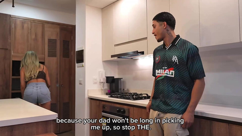 MilanRodriguez: 섹시한 새엄마는 남편이 직장에 있는 동안 의붓아들과 섹스합니다.