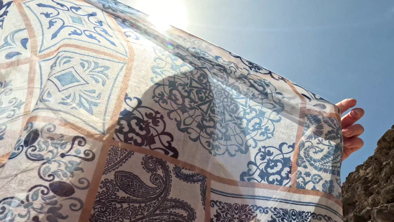 Emma Voyeur: नग्न लड़की सार्वजनिक समुद्र तट पर चूत और स्तनों के साथ खेल रही है