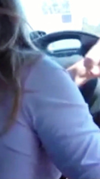 Roztomilá blonďatá hubená teen kundička olízaná milfkou s velkými kozami až do orgasmu