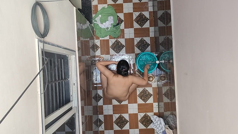 Hot crystal: Ternampak adik ipar jiran bermandi