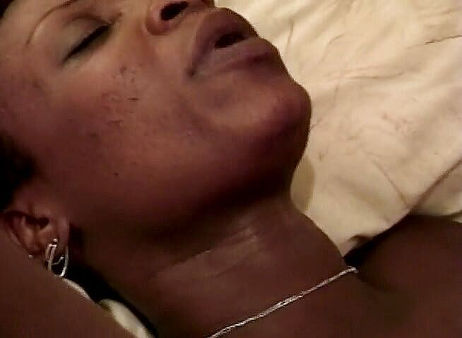 Dark Extreme: Ebenová děvka je análně ošukaná na posteli při akci zblízka