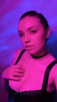 Xyulove는 카메라를 향해 귀엽게 포즈를 취하며 모든 구독자들에게 부드럽게 키스한다