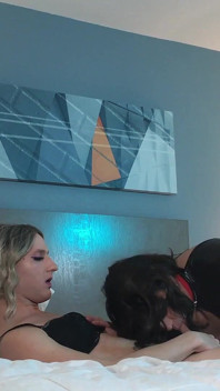 Travestiet Bailey Willde zuigt femboy Jasmyne Jaye - compilatie 6