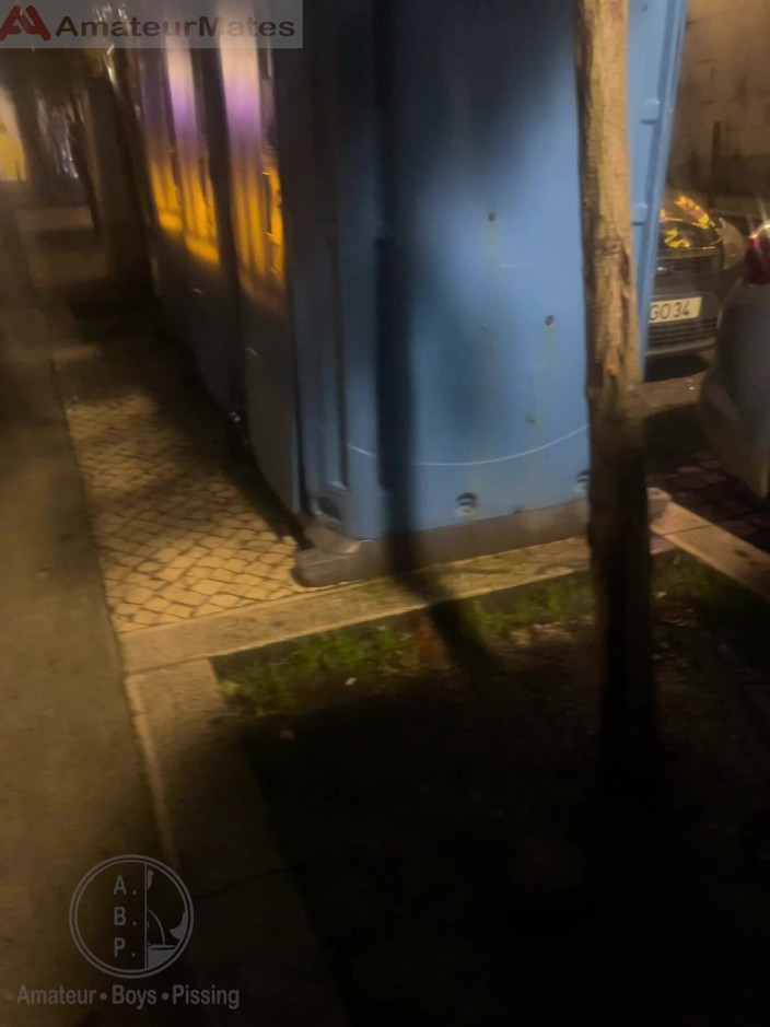 AmateurBoysPissing: Cowok amatir ini buka toilet umum di jalanan, merangkak teman...