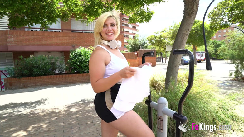 FAKings: La ragazza amatoriale dal culo grande Andrea Blonde prova le...