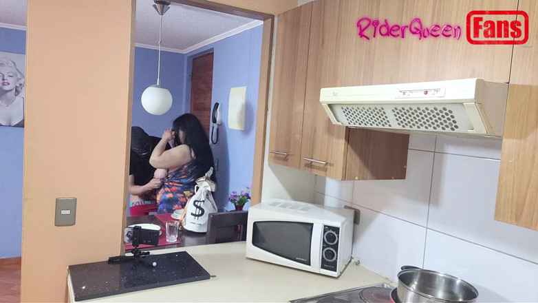 Riderqueen: Video cho người hâm mộ: một chàng trai trẻ đeo mặt...