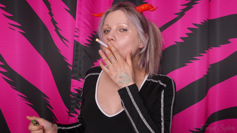 Vasya Sylvia: 私は美しくタバコを吸い、自分で触っています!