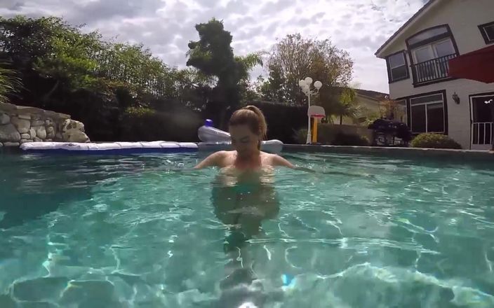 Chica Suicida DVD: Natasha Nice se fute în piscina ei și duce la sex cu...