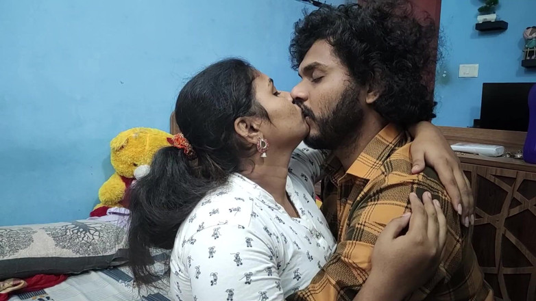 Vaishnavysharunraj: Långt läpplås med styvsyster i sovrummet