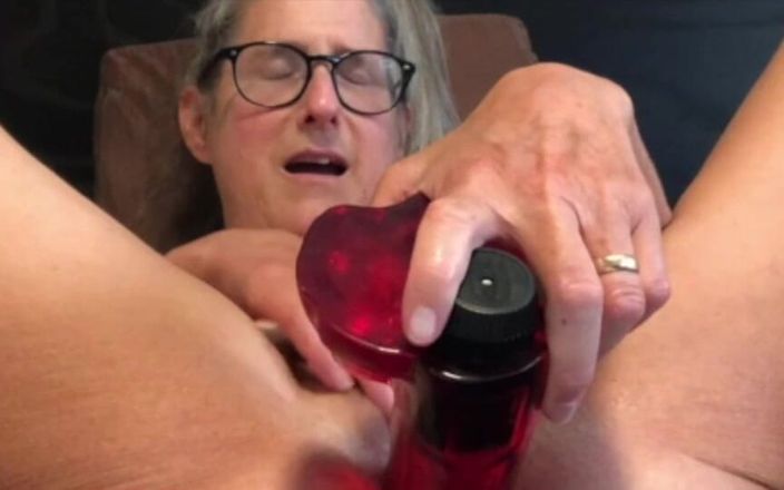 Squirting Senior: Olgun evli kadın büyük oyuncakla yakın çekim mastürbasyon