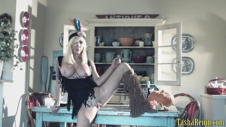 Tasha Reign official studio: ターシャ・レインは、彼女自身の特別な方法で食べ物を祝います