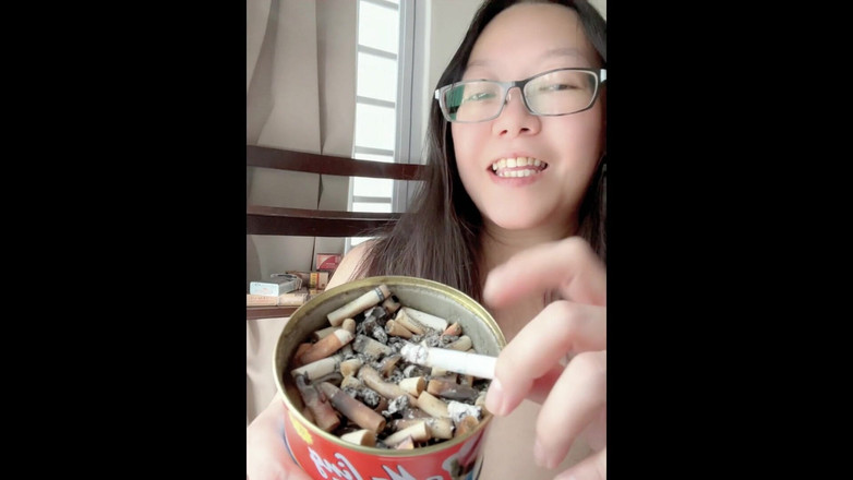 Smoking Asian: Sigara bağımlısı Asyalı: uyan ve benimle sabah sigaramı içine çek