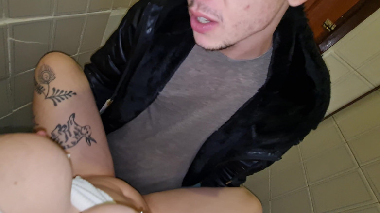 Tommy Cabrio: Fickt die Kellnerin im Badezimmer. Sie ist 18
