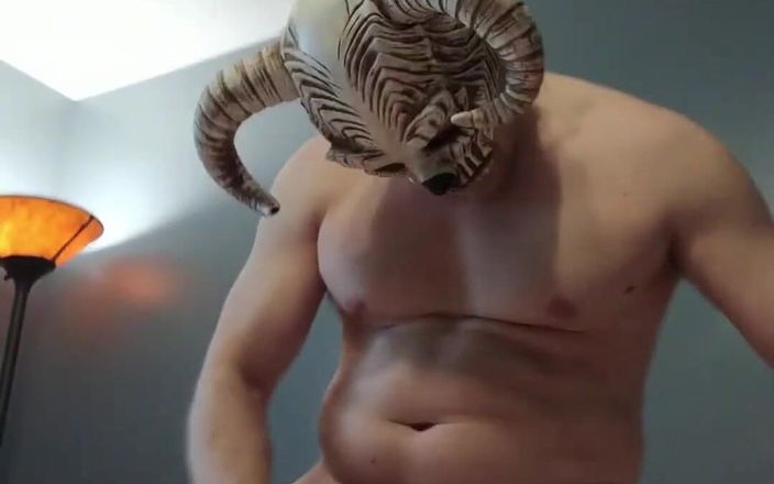 Bald Daddy: Balddaddy Demon riempie lovense max 2 con sborra geme sulla sua...