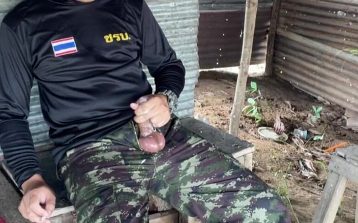 Hiroshi_cr: Azgın katı Taylandlı iş yerinde mastürbasyon yapıyor ve boşalıyor
