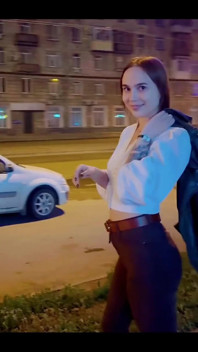 嘿，来这里我会亲吻你！夜间散步很棒，不是吗？