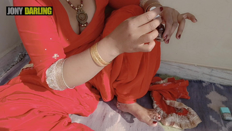 Jony Darling: Bhabhi Punjabi memukul kukunya di atas bumbung