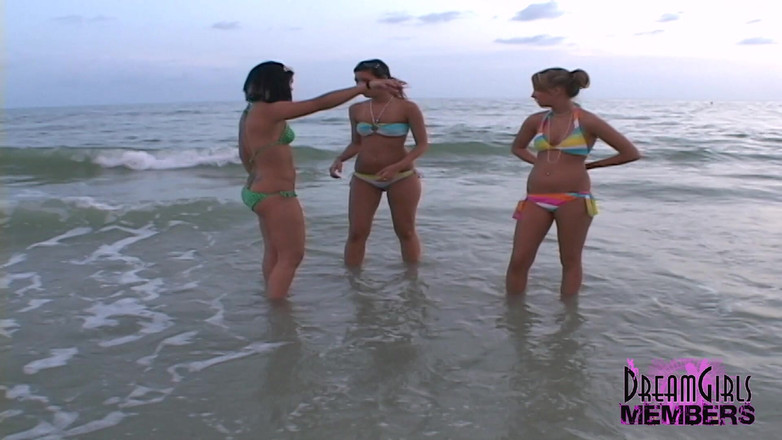 Dream Girls: Tiga Kelipan comel Kolej Semula Jadi Di Pantai