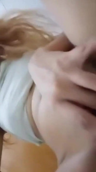 ピナイは満足させるために指で愛撫している
