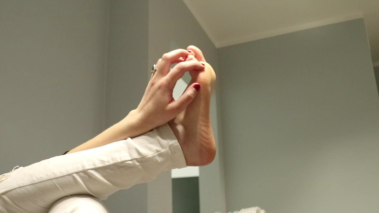 Anna Booty: Televizyon izlerken ayaklar oynuyor