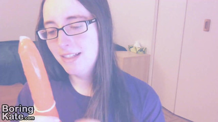Boring Kate: Kate lutscht einen großen dildo