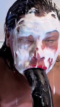 En avalant ta bite, ma bouche mouille et le sperme explose sur mon visage